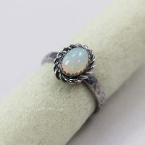 Opal etiopski w srebrnym splocie - pierścionek - ChileArt